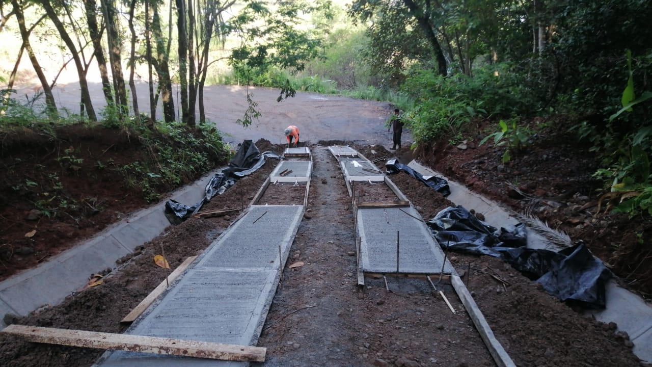 Concrete road construction