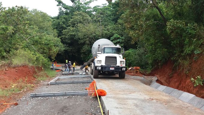 Concrete roads built with articulated anti-seismic technology.
