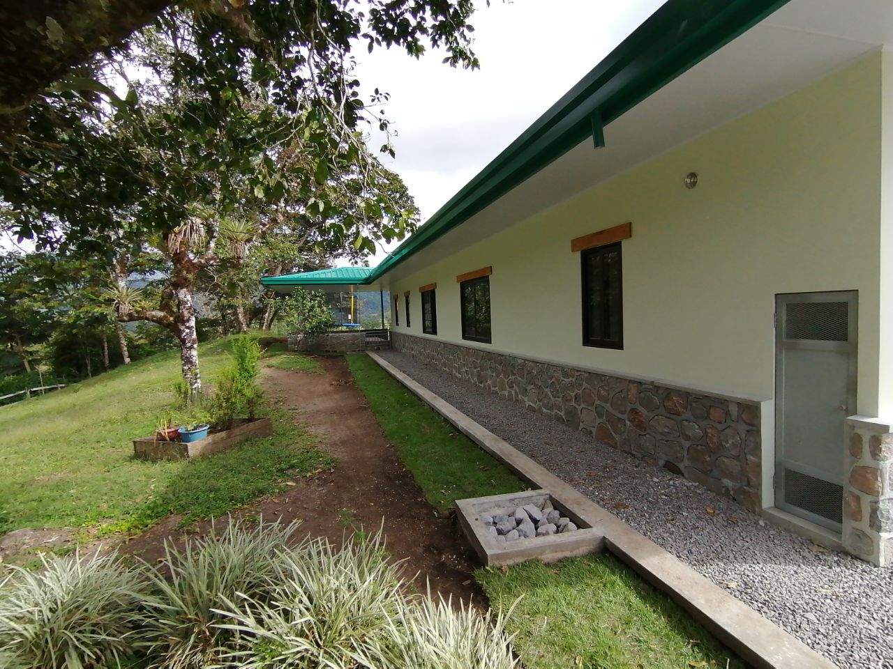 Concrete & Stone Residence — Volcán